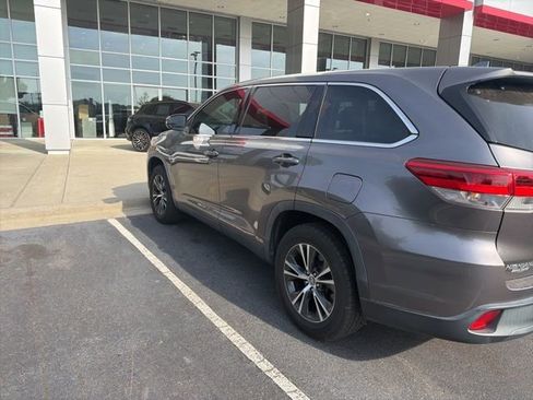 Used 2019 Toyota Highlander Plus FWD image 4