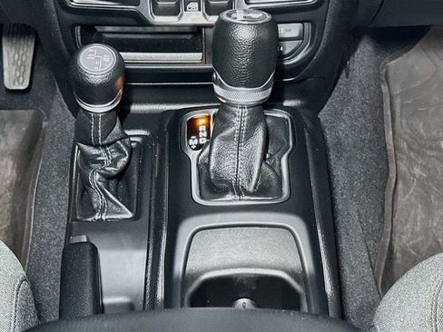 Certified 2024 Jeep Wrangler Unlimited w/ Convenience Group AWD/4WD image 14