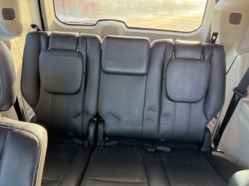 Used 2016 Chrysler Town & Country Touring image 13