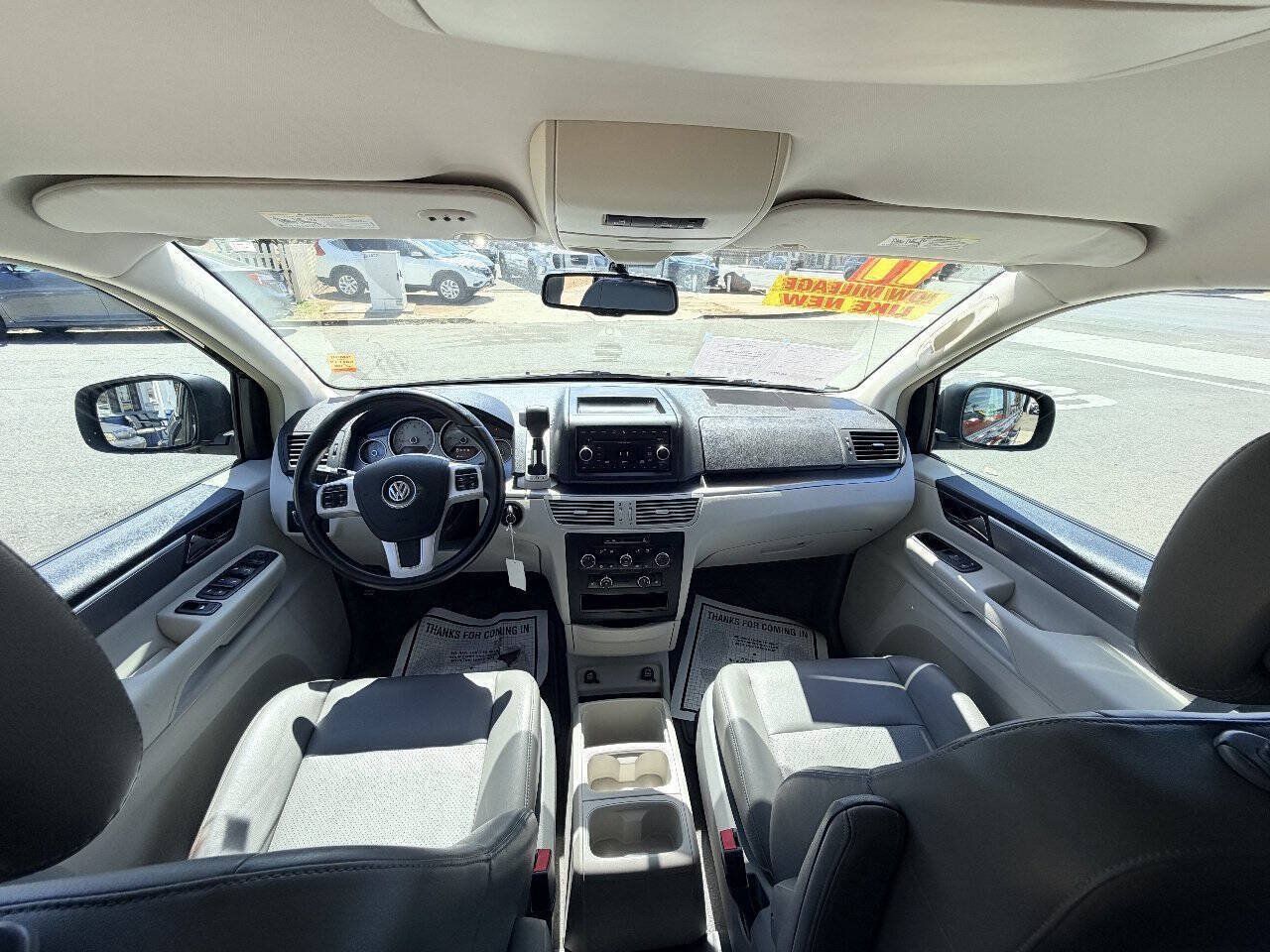 Used 2011 Volkswagen Routan SE FWD image 24