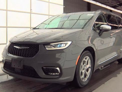 Used 2023 Chrysler Pacifica Limited image 1