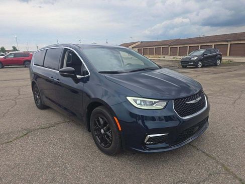 Used 2024 Chrysler Pacifica Touring-L FWD image 3