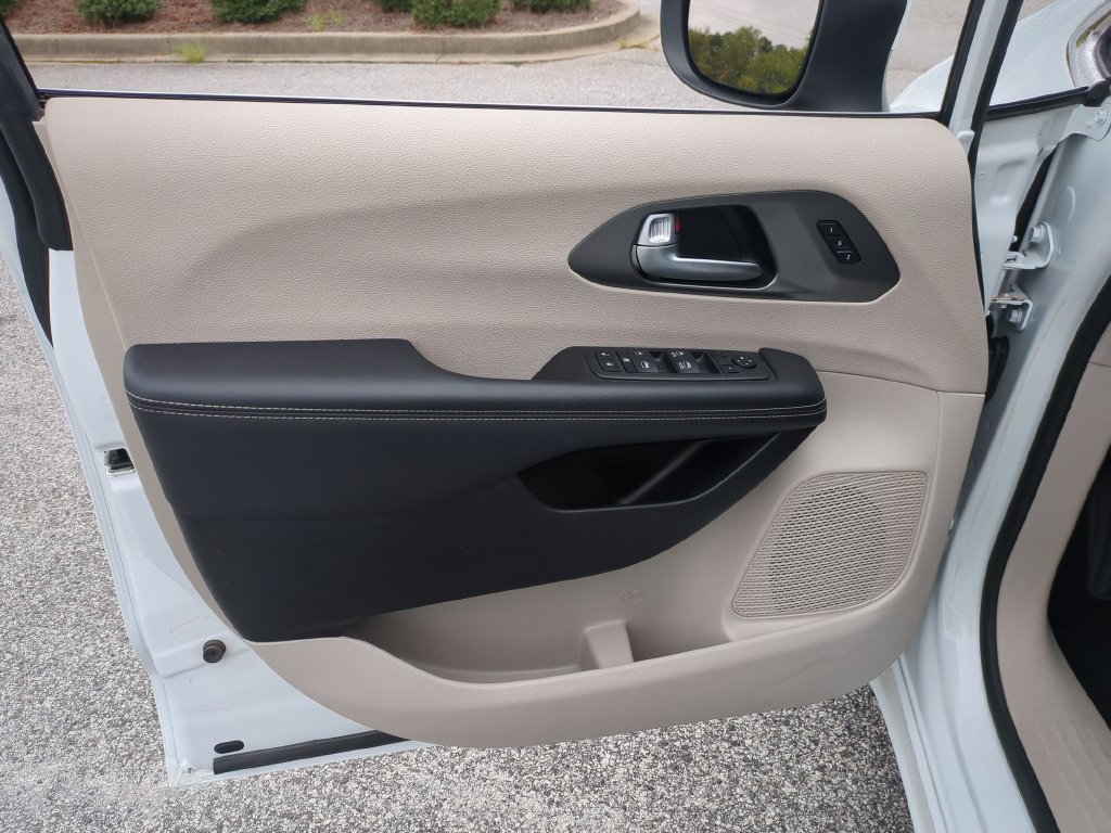 Used 2023 Chrysler Pacifica Touring-L FWD image 12