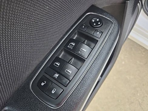 Used 2018 Dodge Charger SXT image 32