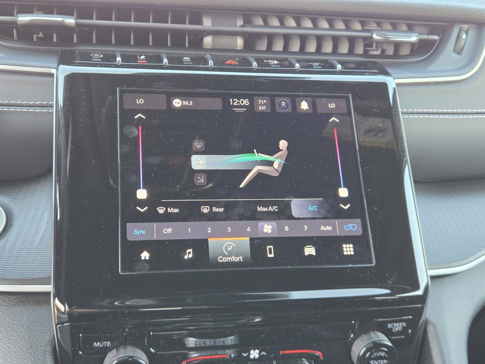 Used 2025 Jeep Grand Cherokee Laredo X RWD image 11