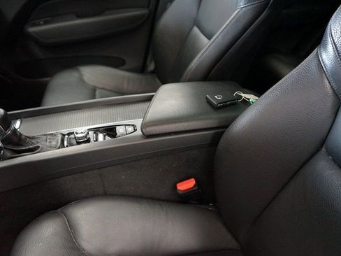 Used 2020 Volvo XC60 T5 Momentum image 29