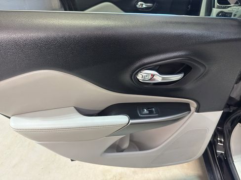 Used 2019 Jeep Cherokee Limited AWD/4WD image 26