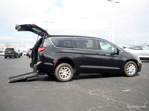 Used 2025 Chrysler Pacifica Select FWD image 12