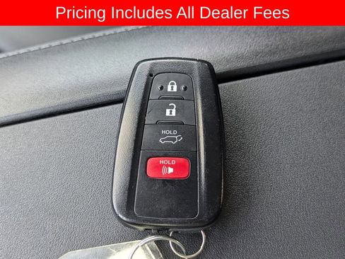 Used 2023 Toyota Highlander XLE FWD image 32
