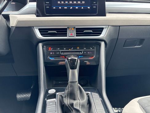 Used 2025 Volkswagen Taos SE image 18