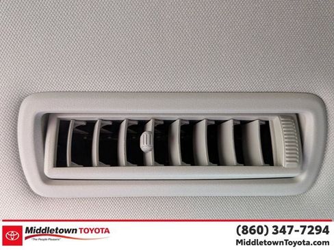 Used 2021 Toyota Highlander XLE AWD/4WD image 31