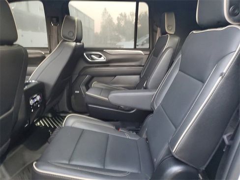 Used 2024 GMC Yukon XL SLT w/ SLT Luxury Package image 10