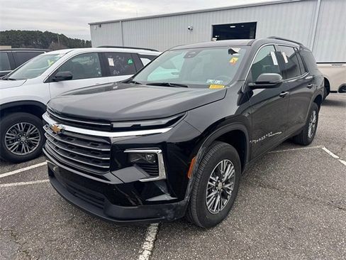 Used 2025 Chevrolet Traverse LT image 1