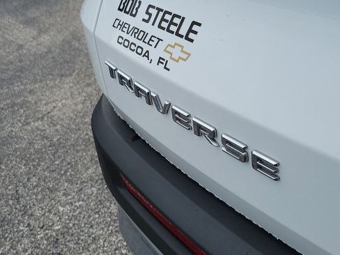 Used 2025 Chevrolet Traverse LT image 9