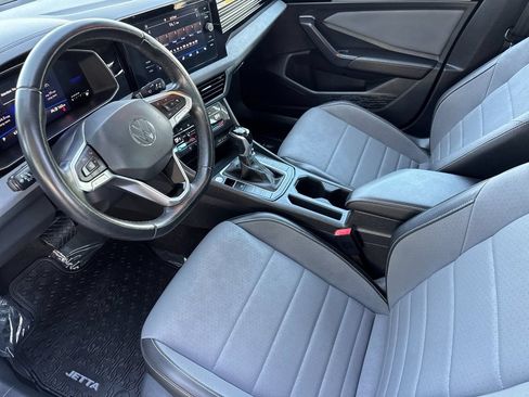 Used 2025 Volkswagen Jetta SE FWD image 9