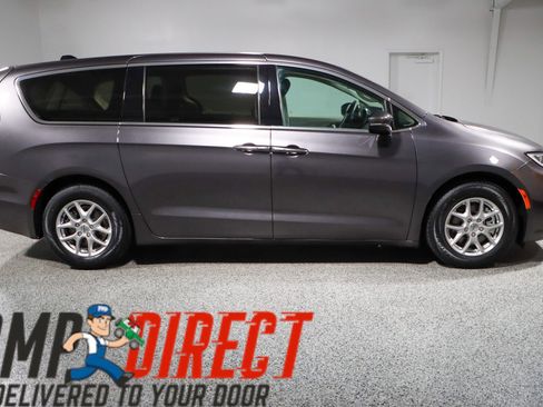Used 2023 Chrysler Pacifica Touring-L image 6