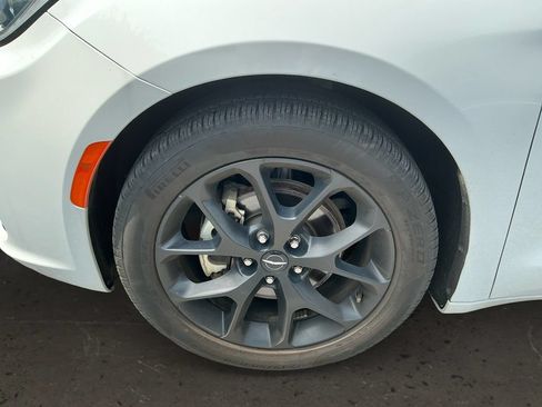Used 2025 Chrysler Pacifica Limited FWD image 10