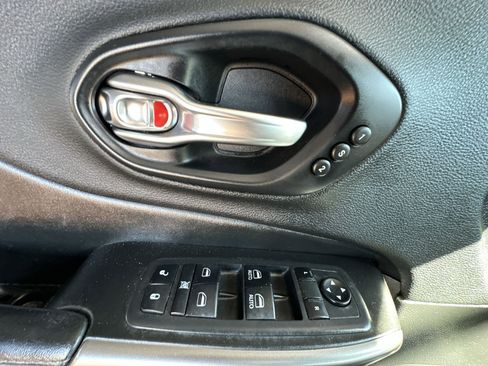 Used 2019 Jeep Cherokee Limited image 15