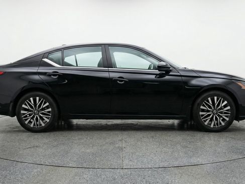 Used 2025 Nissan Altima 2.5 SV image 11