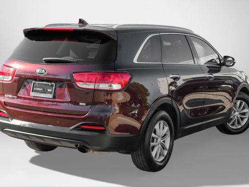 Used 2017 Kia Sorento LX w/ LX Convenience Package image 5