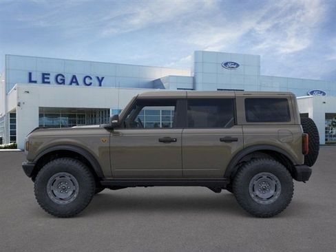 New 2025 Ford Bronco Badlands image 3