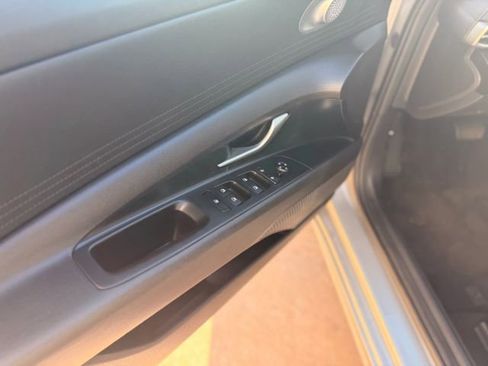 Used 2023 Hyundai Elantra SE w/ Winter Weather Package image 12