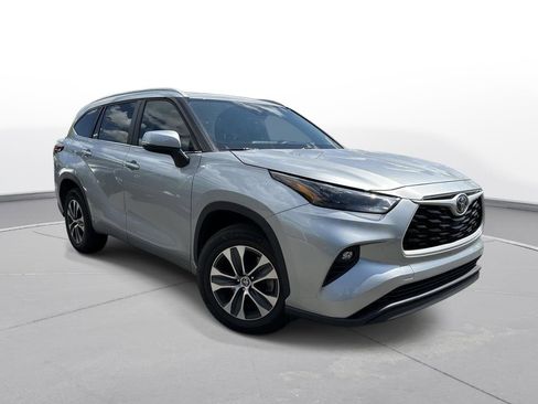 Used 2023 Toyota Highlander XLE image 4