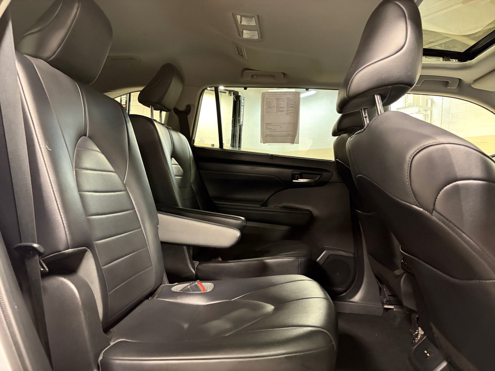 Used 2021 Toyota Highlander XLE AWD/4WD image 33
