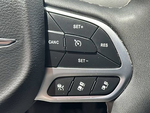 Used 2024 Chrysler Pacifica Touring-L FWD image 22