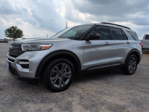 Certified 2022 Ford Explorer XLT w/ Equipment Group 202A RWD image 6