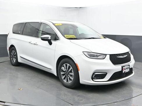 Used 2023 Chrysler Pacifica Limited FWD image 2