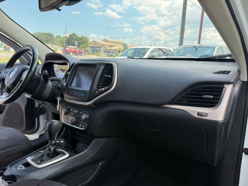 Used 2016 Jeep Cherokee Latitude w/ Cold Weather Group image 17