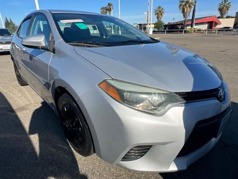 Used 2015 Toyota Corolla LE FWD image 3