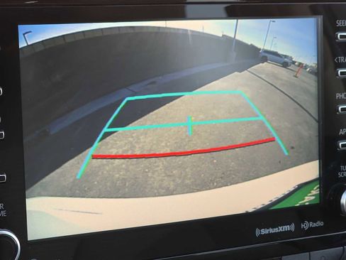 Used 2022 Toyota Highlander LE image 26