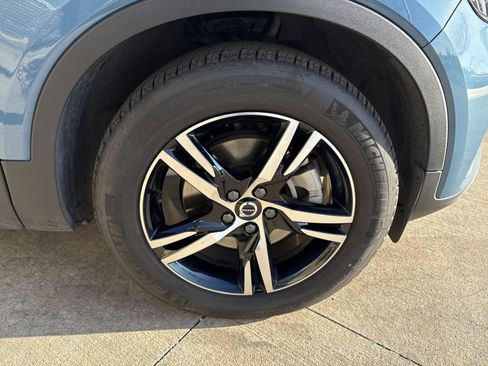 Used 2025 Volvo XC40 B5 Core image 13