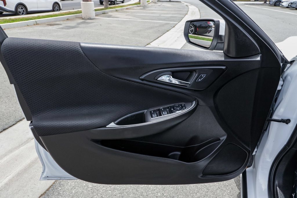 Used 2025 Chevrolet Malibu RS FWD image 15