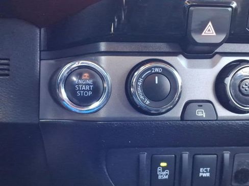 Used 2017 Toyota Tacoma SR5 AWD/4WD image 32
