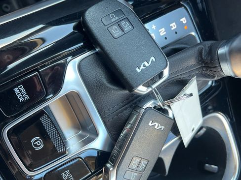 Used 2022 Kia Carnival EX image 22