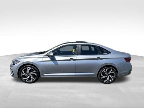 Used 2025 Volkswagen Jetta SEL FWD image 3