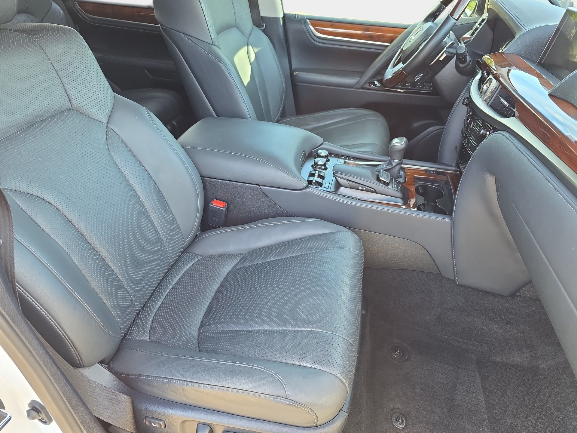 Used 2019 Lexus LX 570 4WD w/ Luxury Package image 10