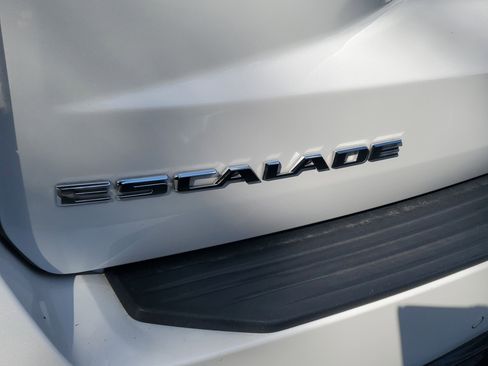 Used 2022 Cadillac Escalade Luxury image 4