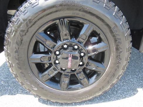Used 2025 GMC Sierra 2500 AT4 w/ AT4 Premium Plus Package AWD/4WD image 8