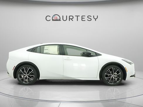 Certified 2026 Toyota Prius XLE FWD image 18