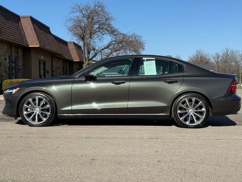 Used 2019 Volvo S60 T5 Momentum w/ Premium Package image 2