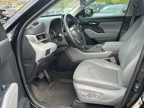 Used 2023 Toyota Highlander XLE AWD/4WD image 9