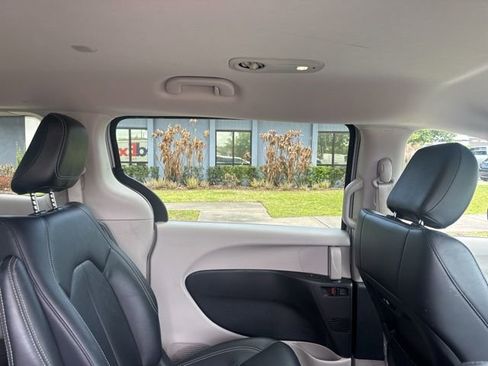Used 2024 Chrysler Pacifica Limited FWD image 14
