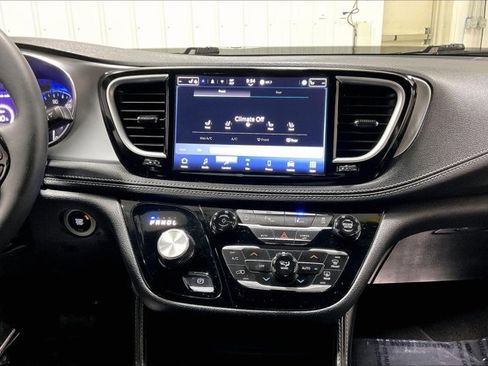 Used 2025 Chrysler Pacifica Limited FWD image 6