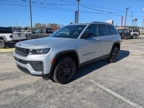 New 2026 Jeep Grand Cherokee Altitude RWD image 7