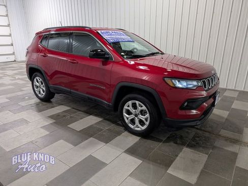 Used 2025 Jeep Compass Latitude AWD/4WD image 5