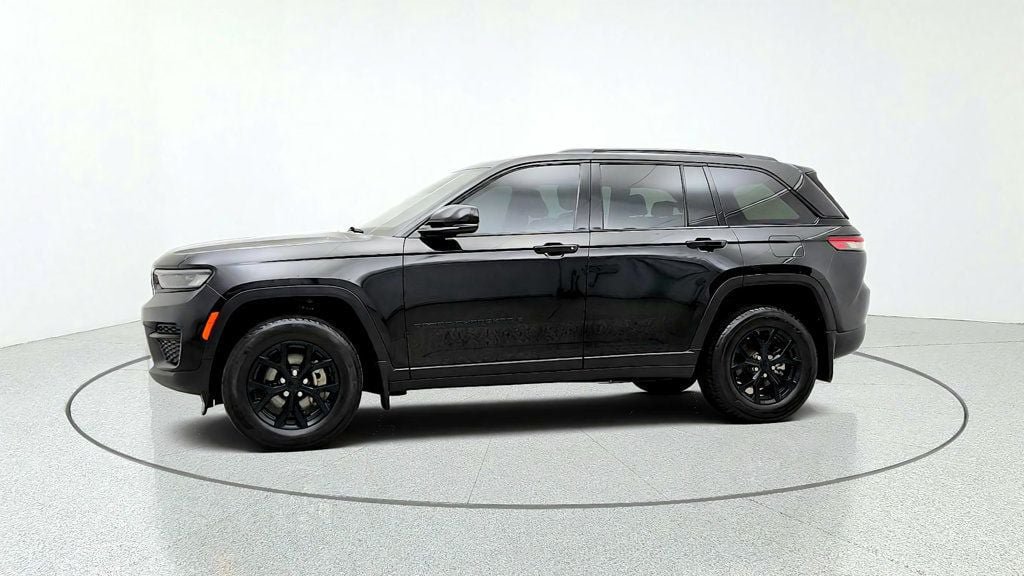 Used 2024 Jeep Grand Cherokee Altitude AWD/4WD image 8